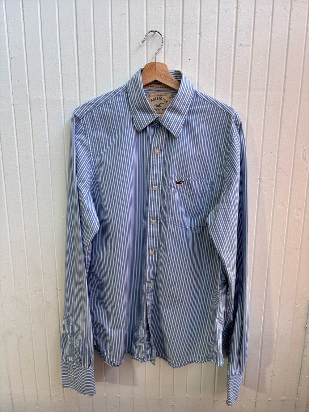 Hollister Men's Blue and White Pinstripe Button-Up Shirt